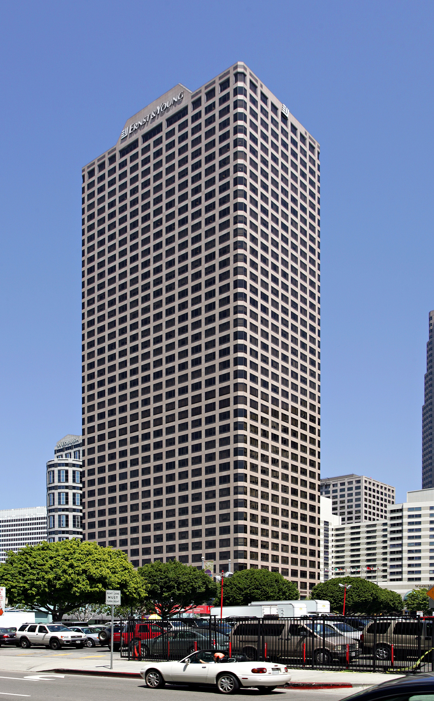 Ernst & Young Plaza, Los Angeles - View from West 8th Street. © Mathias Beinling